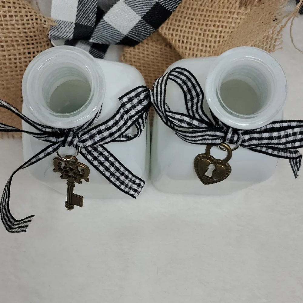 NEW White Bud Vases Buffalo Plaid Ribbon with Key & Heart Charms Country Bottles - Picture 7 of 8